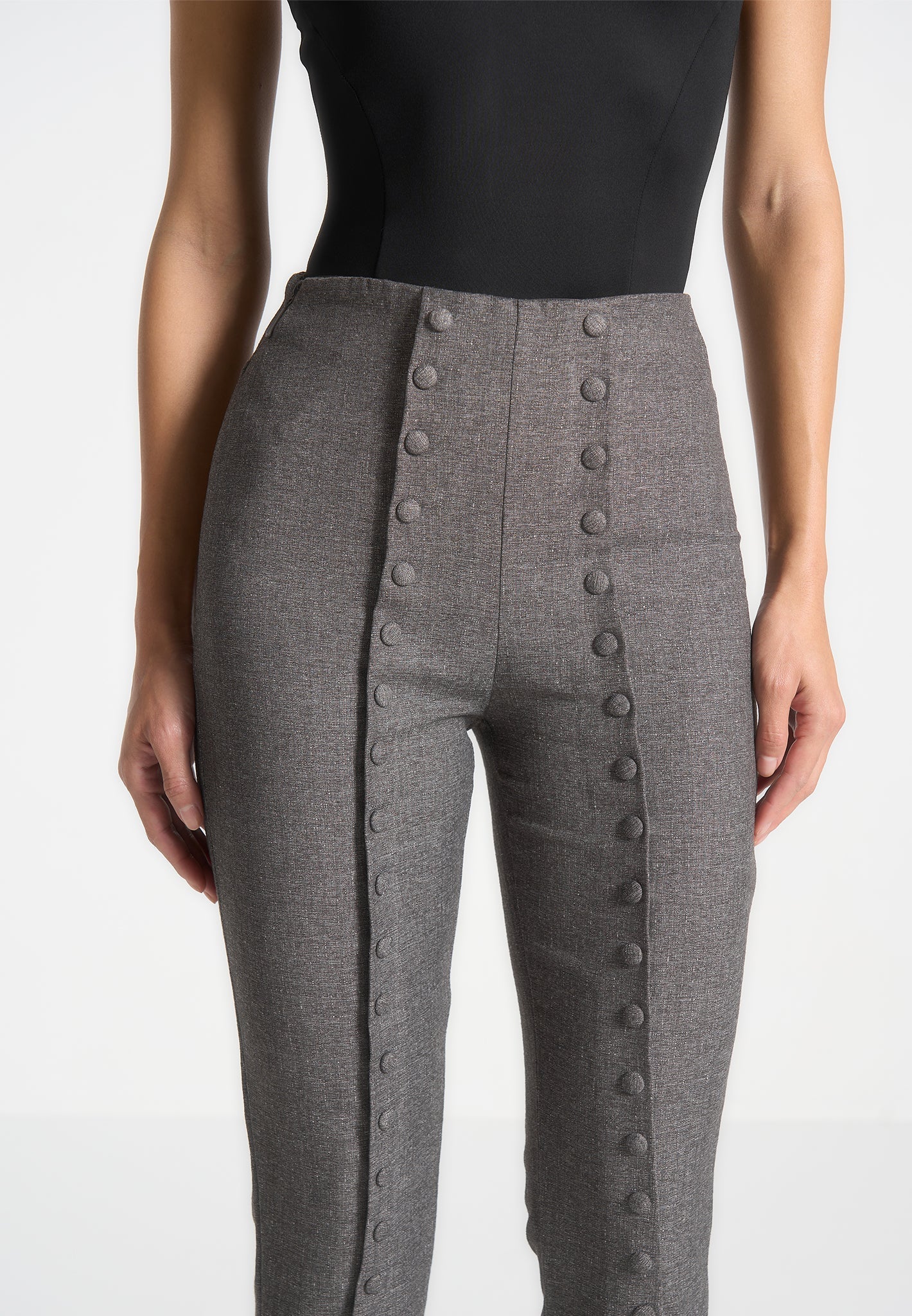 OLIVIA-Elegancia minimalista con detalle distintivo