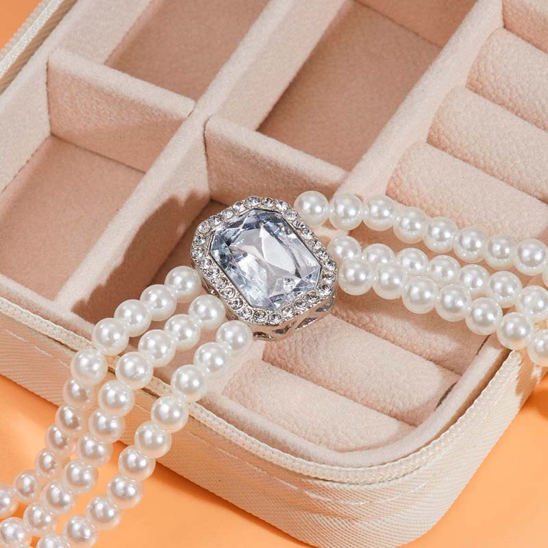 GENOVEVA - Gargantilla triple hilera de perlas con broche joya de cristal baguette en baño de oro™
