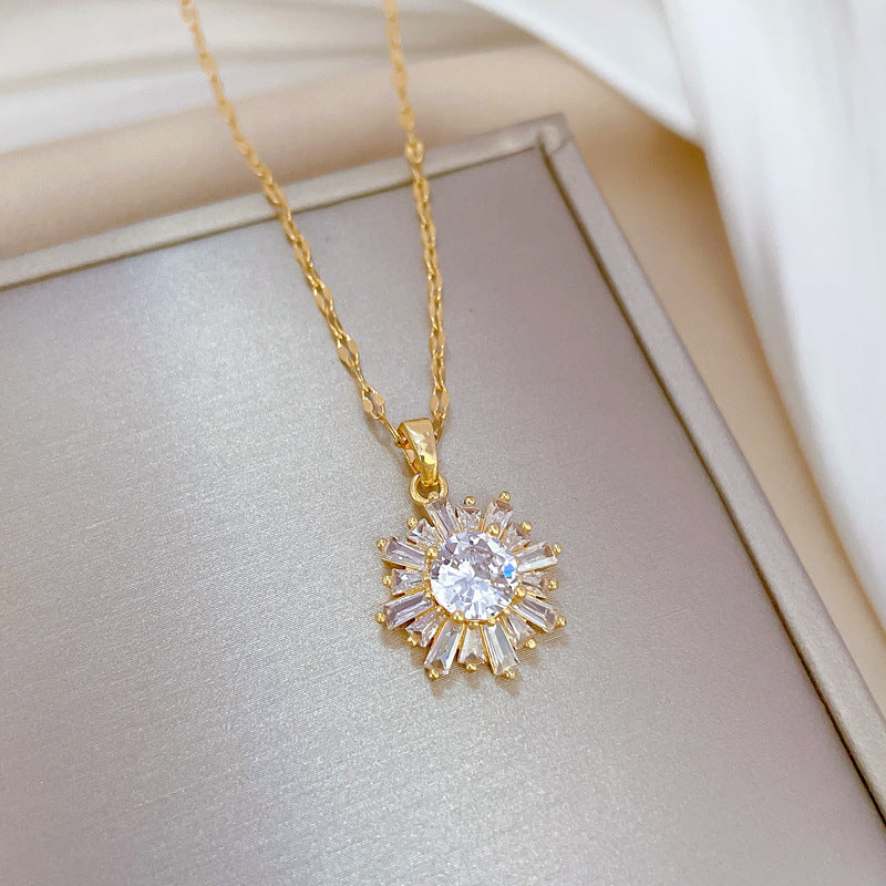 CELESTE - Collar con colgante de rosetón de cristal celestial en baño de oro™