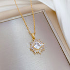 CELESTE - Collar con colgante de rosetón de cristal celestial en baño de oro™