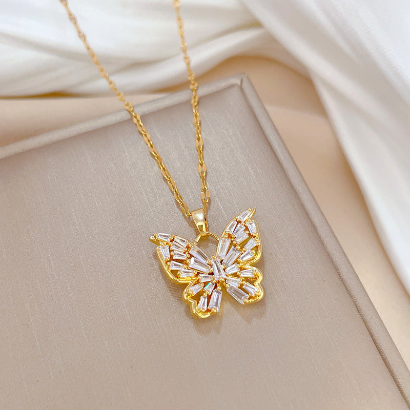 NOOR - Collar con colgante de mariposa en pavé de circonias y baño de oro™