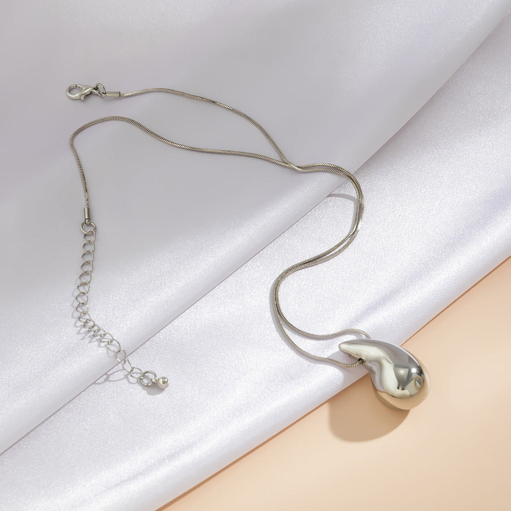 SELENE - Collar con colgante de gota orgánica en baño de rodio y plata de ley™