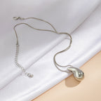 SELENE - Collar con colgante de gota orgánica en baño de rodio y plata de ley™