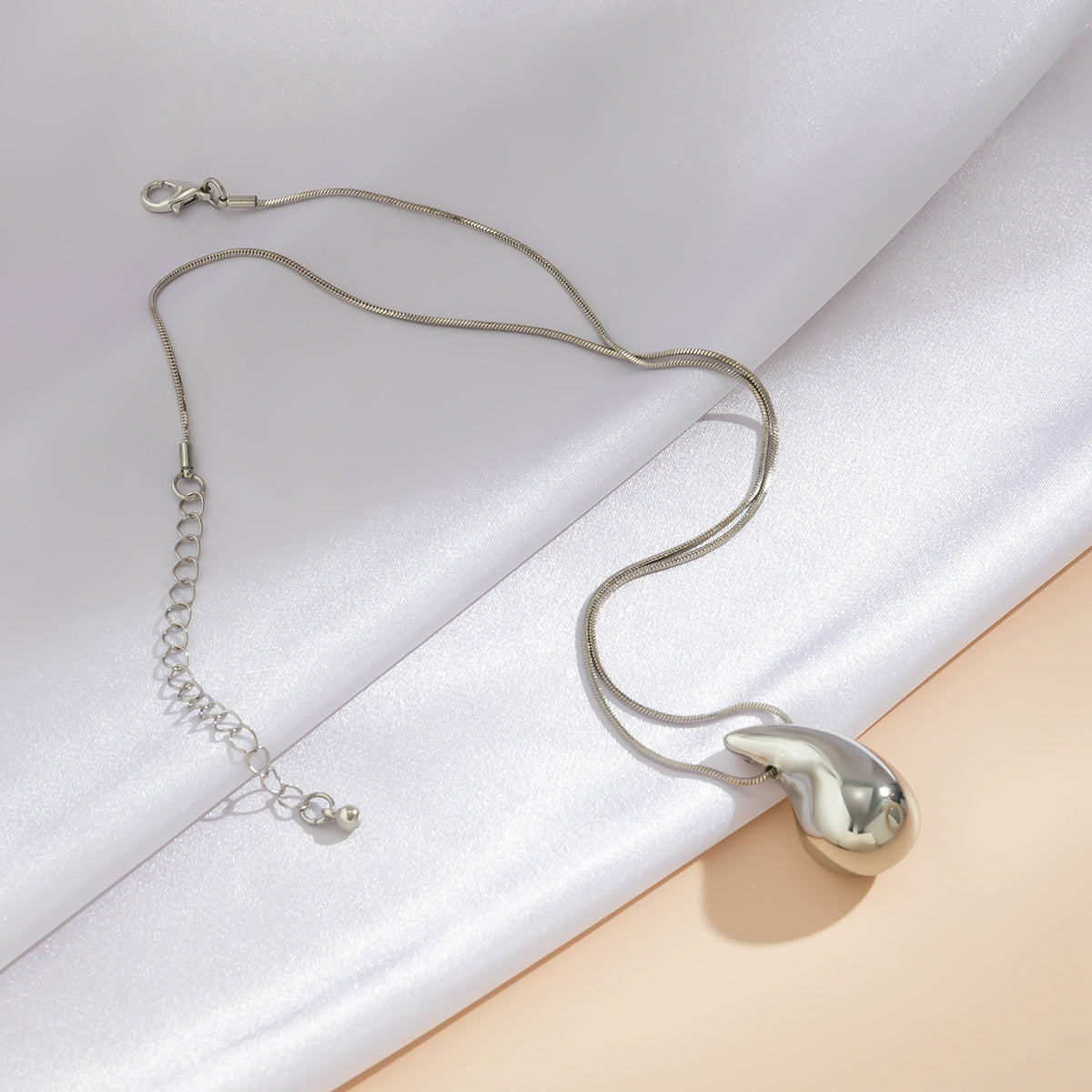 SELENE - Collar con colgante de gota orgánica en baño de rodio y plata de ley™