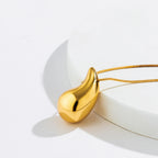 DAFNE - Collar con colgante de gota orgánica esculpida en baño de oro™