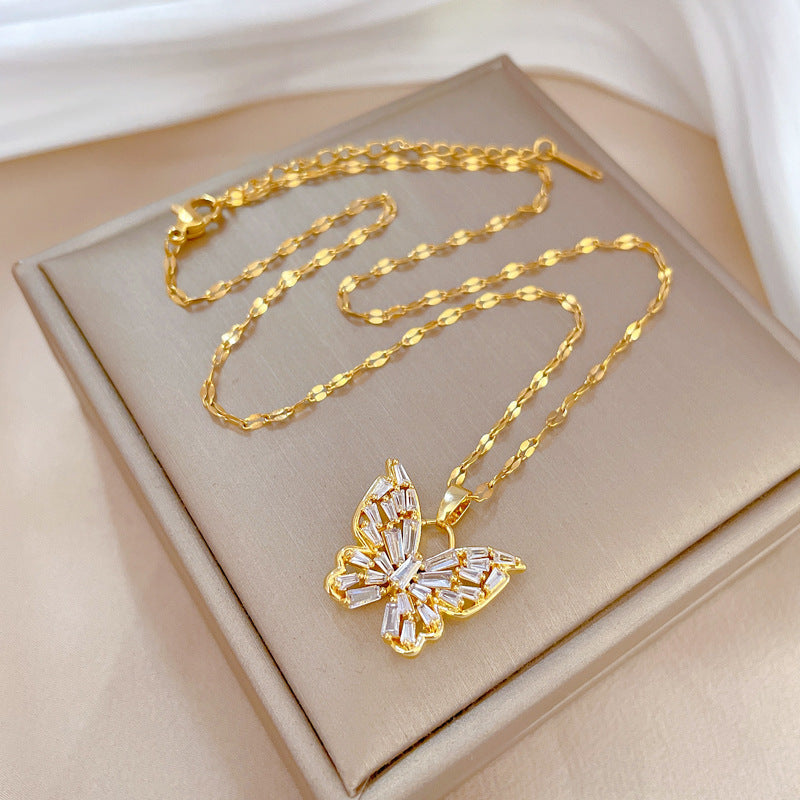 NOOR - Collar con colgante de mariposa en pavé de circonias y baño de oro™