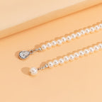 CARLOTA - Collar estilo corbatín de hileras de perlas nacaradas con lágrima de cristal en baño de plata de ley™