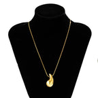 DAFNE - Collar con colgante de gota orgánica esculpida en baño de oro™