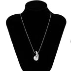 SELENE - Collar con colgante de gota orgánica en baño de rodio y plata de ley™