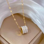 ETERNITY - Collar con colgante cilíndrico de aros en pavé de circonias y baño de oro™