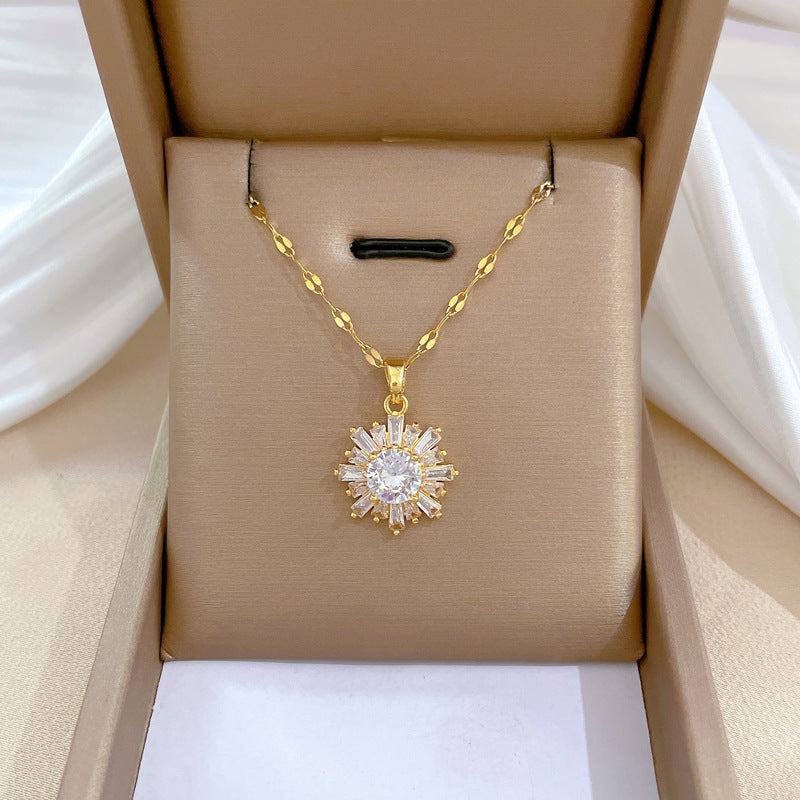 CELESTE - Collar con colgante de rosetón de cristal celestial en baño de oro™