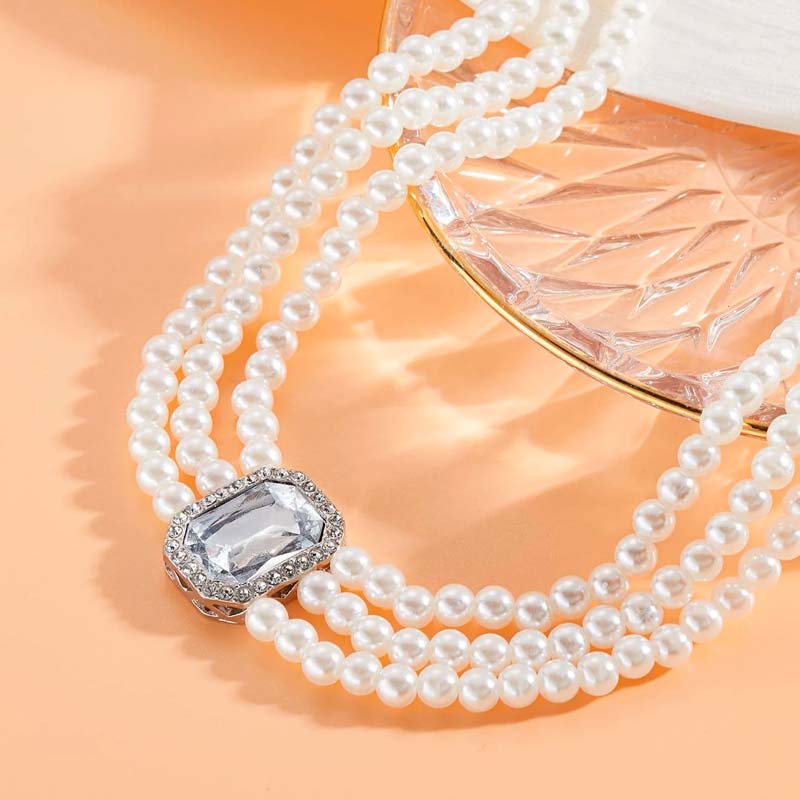 GENOVEVA - Gargantilla triple hilera de perlas con broche joya de cristal baguette en baño de oro™