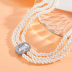 GENOVEVA - Gargantilla triple hilera de perlas con broche joya de cristal baguette en baño de oro™