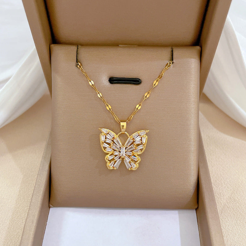 NOOR - Collar con colgante de mariposa en pavé de circonias y baño de oro™