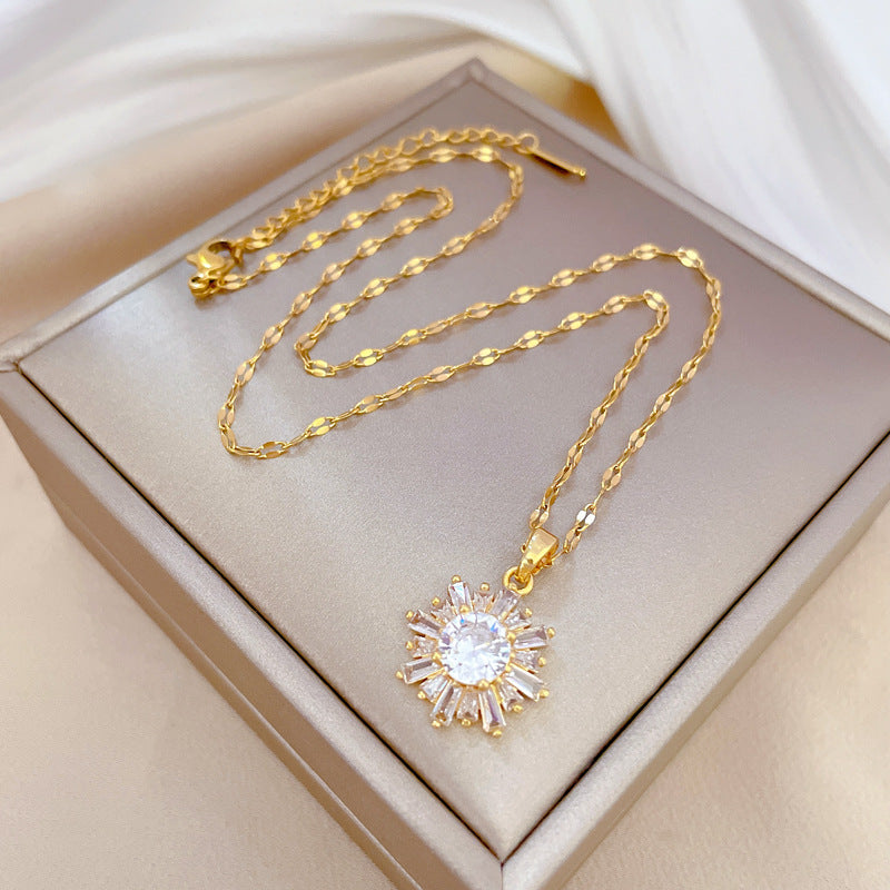 CELESTE - Collar con colgante de rosetón de cristal celestial en baño de oro™