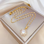 CELESTE - Collar con colgante de rosetón de cristal celestial en baño de oro™