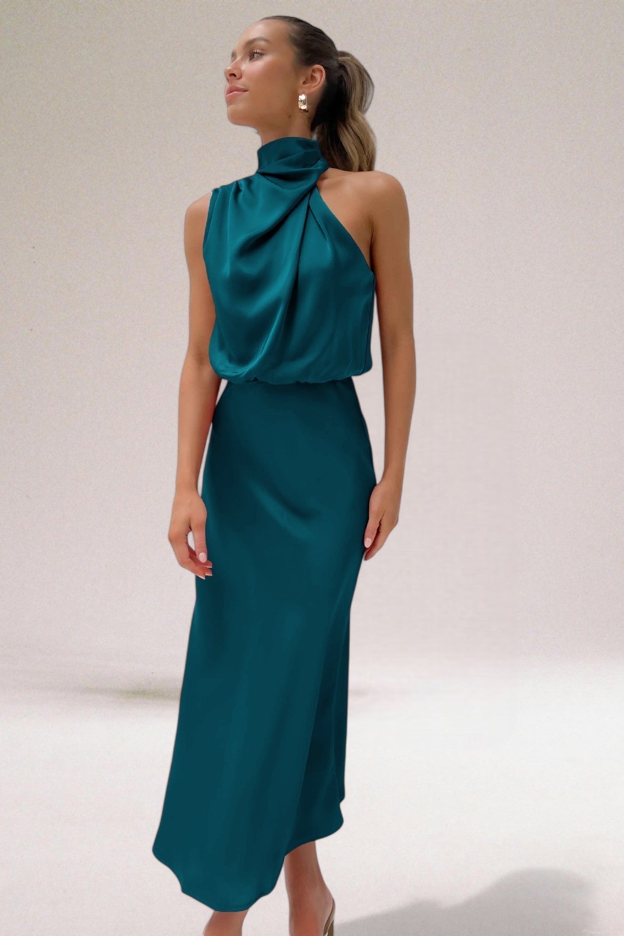 LUCÍA - Vestido largo de satén con cuello halter drapeado™