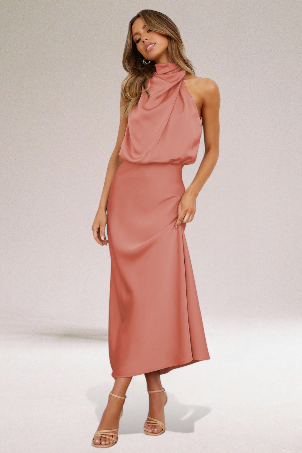 LUCÍA - Vestido largo de satén con cuello halter drapeado™