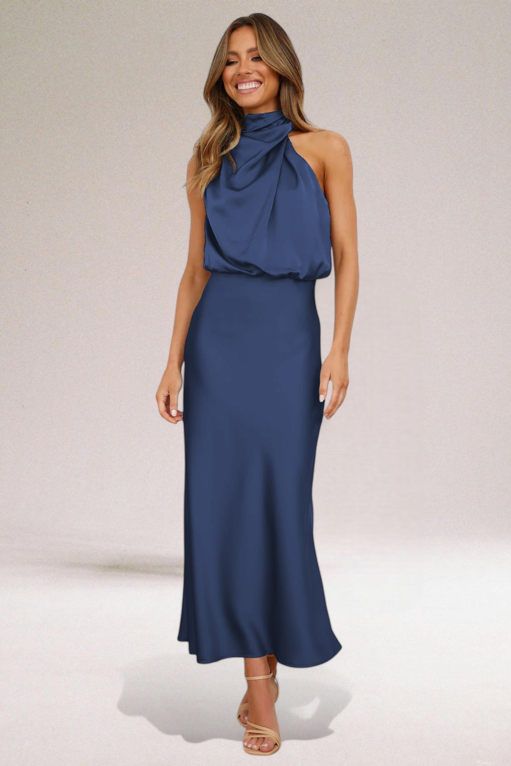 LUCÍA - Vestido largo de satén con cuello halter drapeado™
