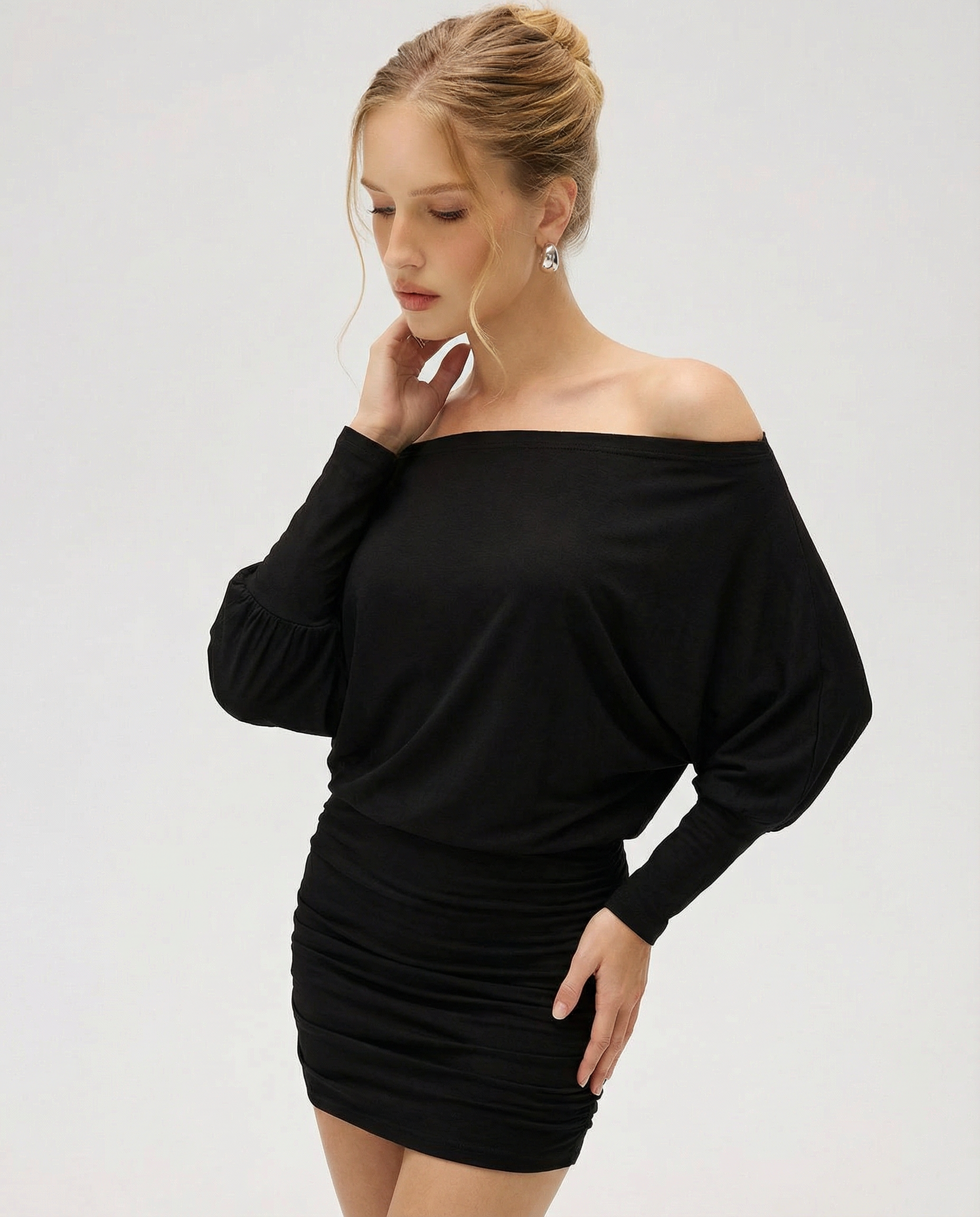 NOELIA - Minivestido ajustado de escote barco con mangas largas™