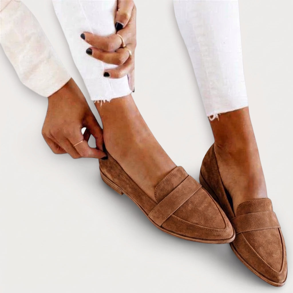 ELIA - Mocasín plano de ante suave con puntera estilizada y diseño ergonómico™