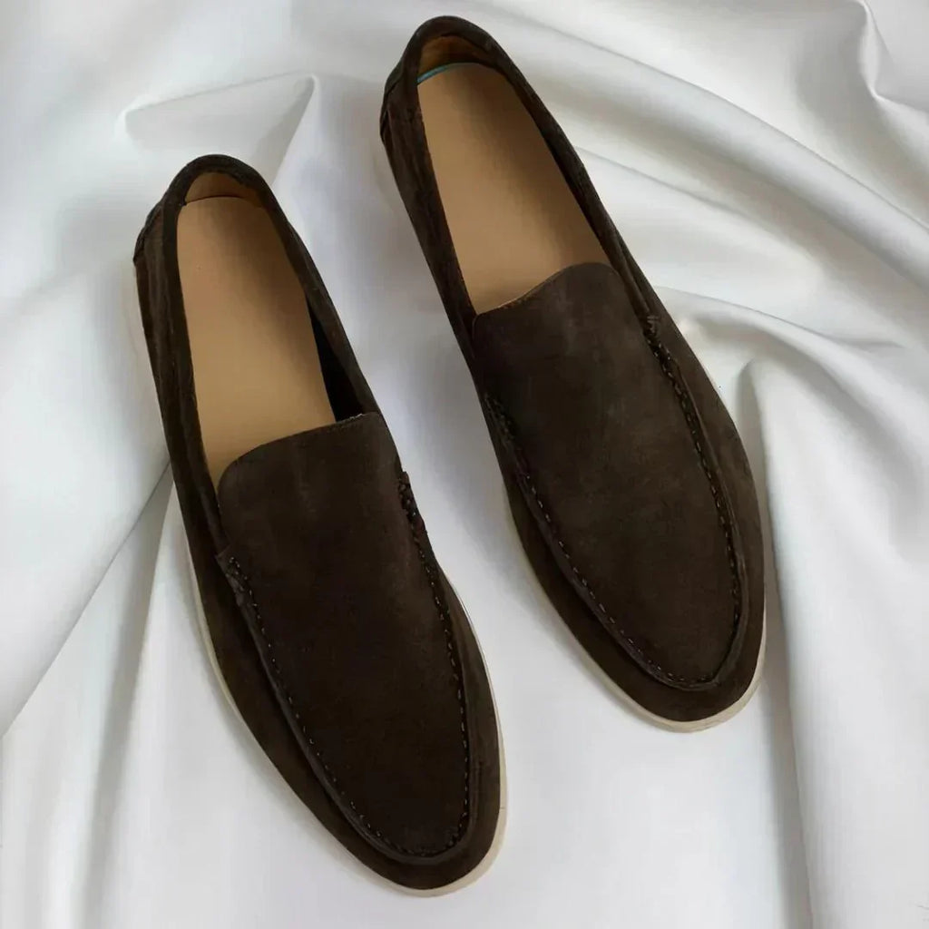 ADRIÁN - Mocasines de ante con suela contrastada y diseño atemporal™