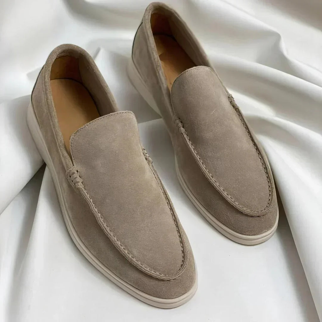 ADRIÁN - Mocasines de ante con suela contrastada y diseño atemporal™