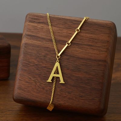 ALEXIA - Collar con inicial personalizada y dije de dado en baño de oro™