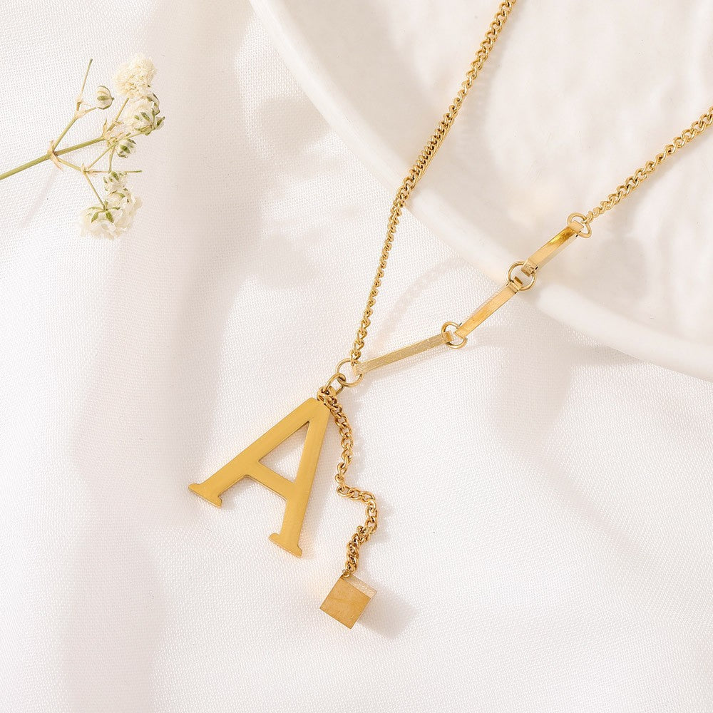 ALEXIA - Collar con inicial personalizada y dije de dado en baño de oro™