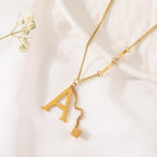 ALEXIA - Collar con inicial personalizada y dije de dado en baño de oro™