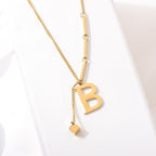 ALEXIA - Collar con inicial personalizada y dije de dado en baño de oro™