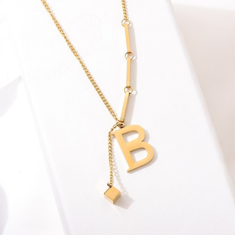 ALEXIA - Collar con inicial personalizada y dije de dado en baño de oro™
