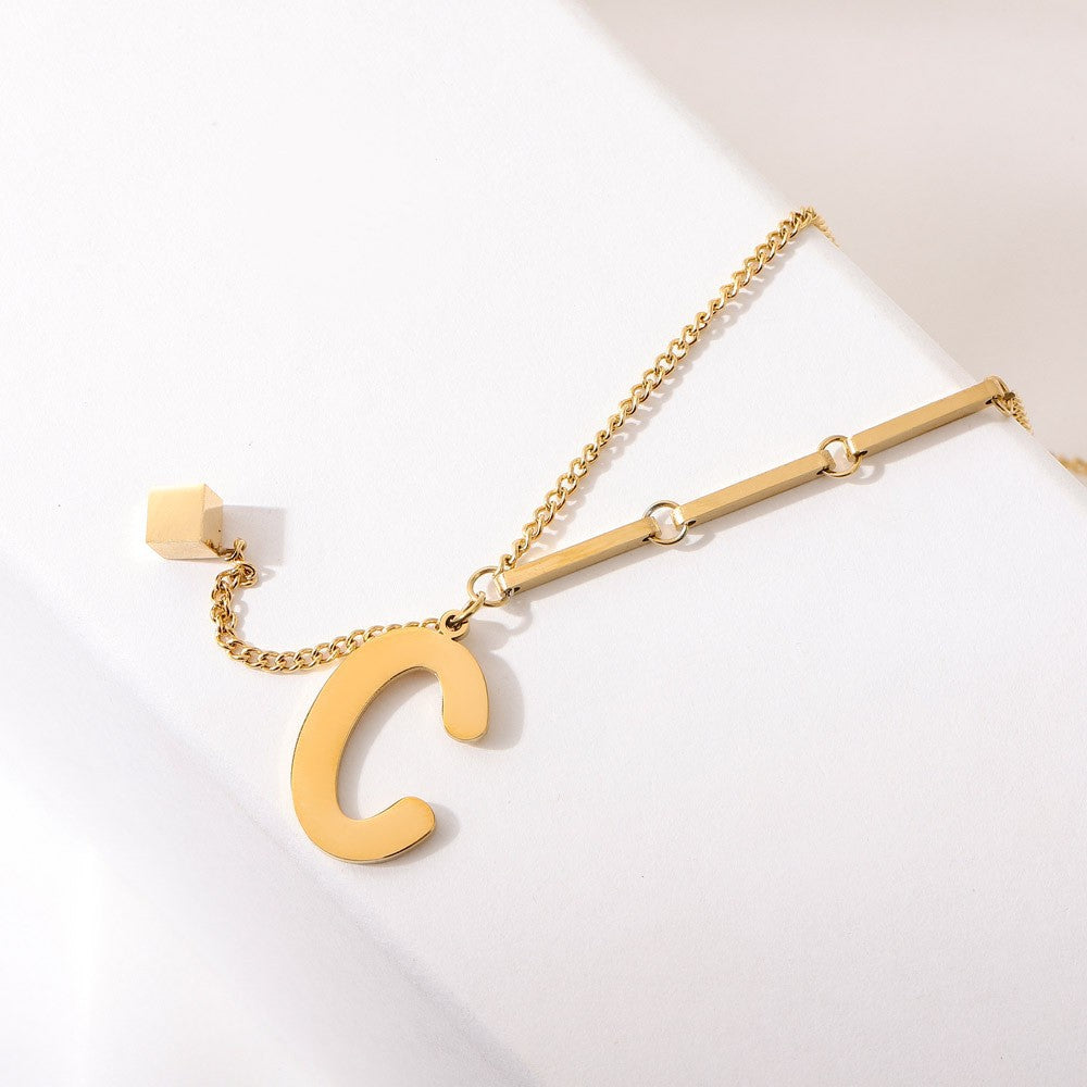 ALEXIA - Collar con inicial personalizada y dije de dado en baño de oro™