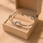 CASANDRA - Brazalete rígido abierto con nudo infinito y circonias™