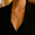 AURELIA - Collar con caída en V y colgante cilíndrico en baño de oro™