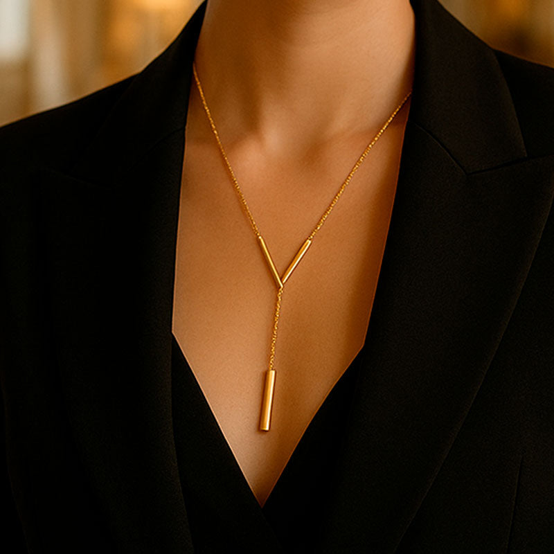 AURELIA - Collar con caída en V y colgante cilíndrico en baño de oro™
