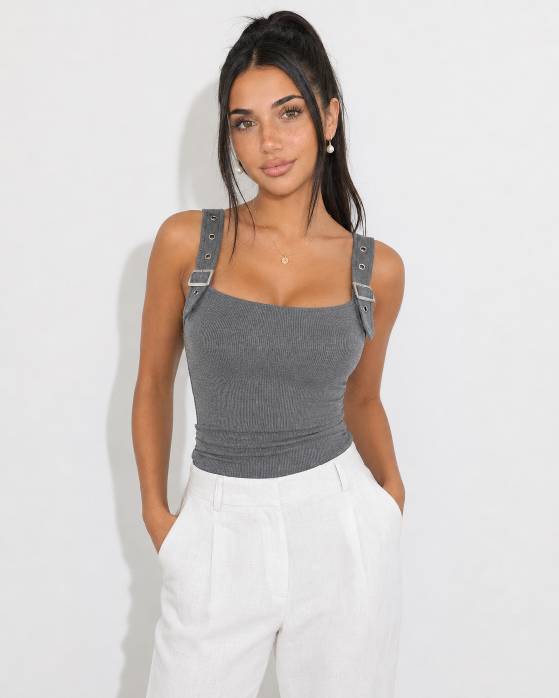 NOELIA - Top de tirantes acanalado con hebillas metálicas estilo Y2K™