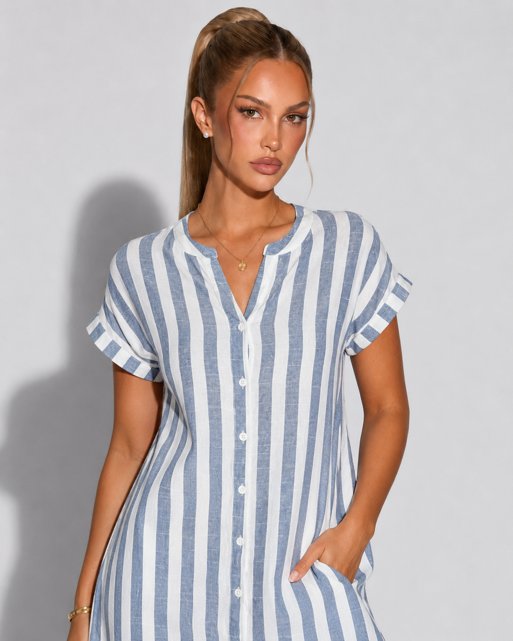 NAIA - Vestido camisero corto de rayas con escote en V y cuello solapa™