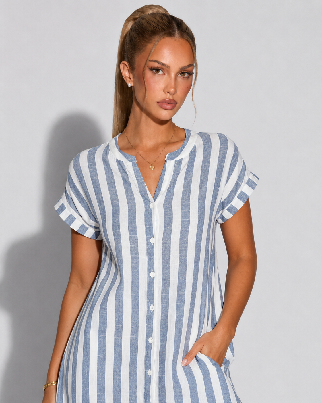 NAIA - Vestido camisero corto de rayas con escote en V y cuello solapa™