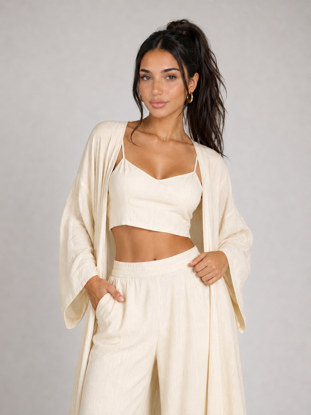 AITANA - Conjunto fluido de tres piezas con cárdigan largo, crop top y pantalón ancho™