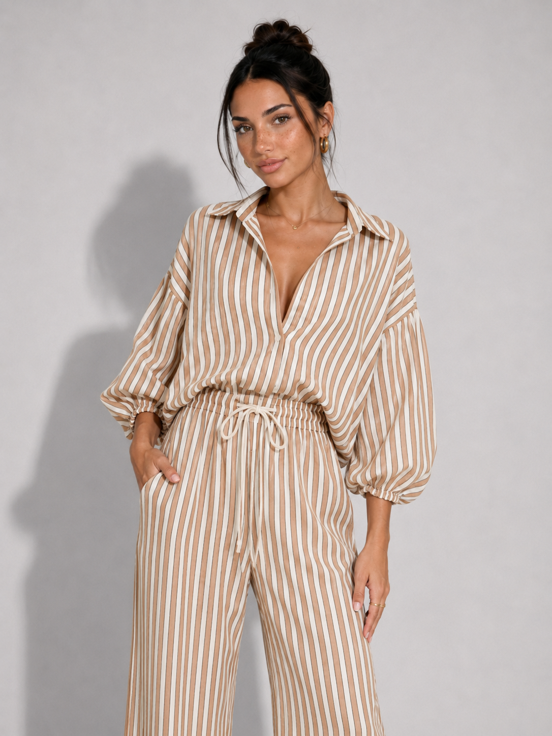SORA - Conjunto relajado de dos piezas con camisa de manga corta y pantalón ancho de rayas™