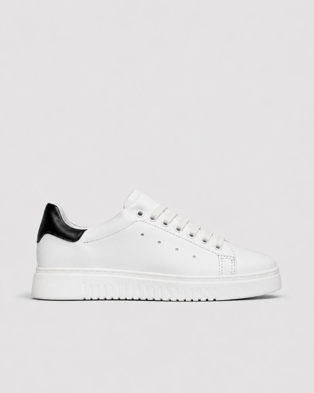 MUÑOZ-Zapatillas en Piel Blanca con Inserción Negra