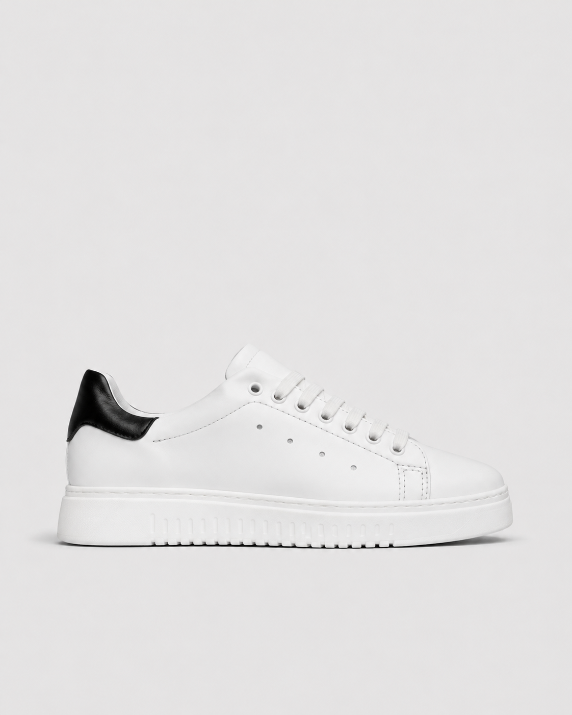 MUÑOZ-Zapatillas en Piel Blanca con Inserción Negra