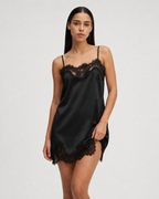 NEREA - Vestido corto lencero de satén con encaje floral ancho™