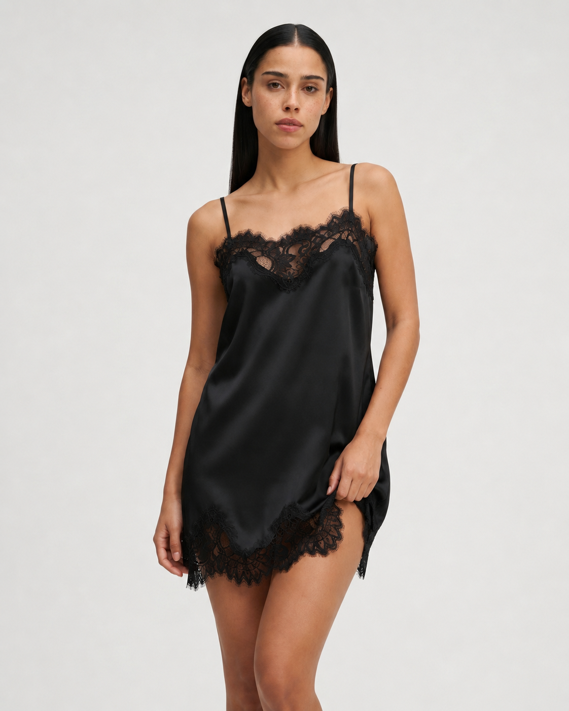NEREA - Vestido corto lencero de satén con encaje floral ancho™