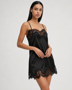 NEREA - Vestido corto lencero de satén con encaje floral ancho™