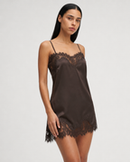 NEREA - Vestido corto lencero de satén con encaje floral ancho™
