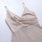 MARTINA - Vestido largo de satén con escote pronunciado en V y abertura frontal™