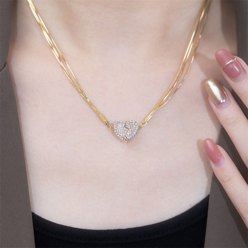 BEATRIZ - Collar multiposición de triple cadena con corazón en pavé de circonias y baño de oro™
