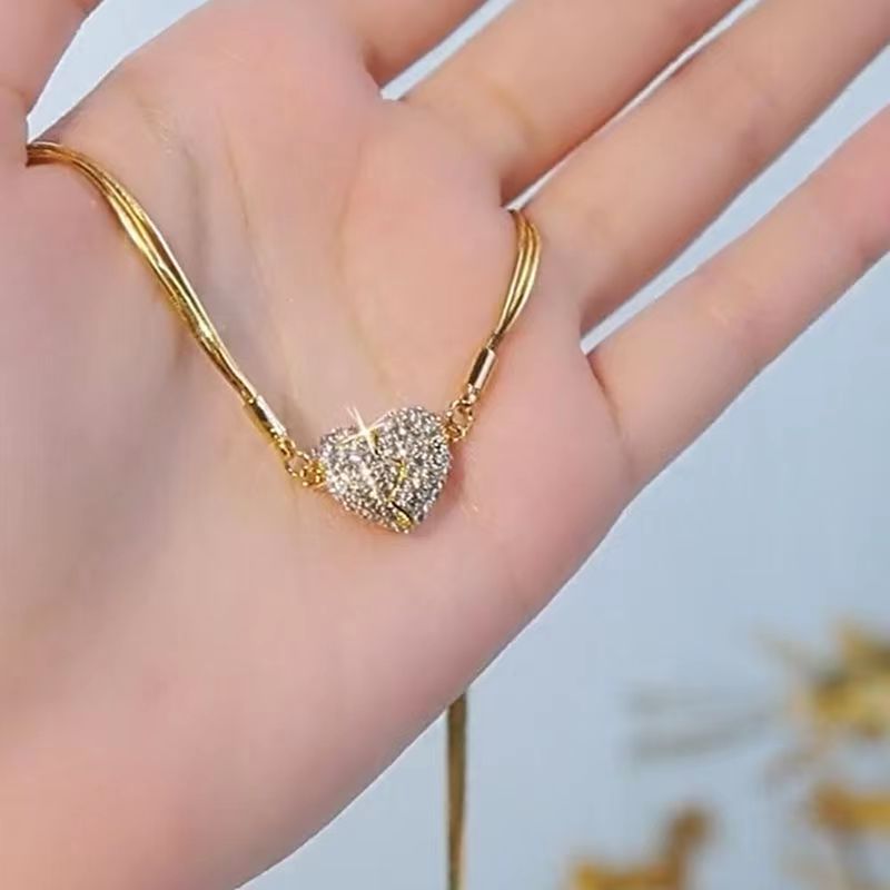 BEATRIZ - Collar multiposición de triple cadena con corazón en pavé de circonias y baño de oro™